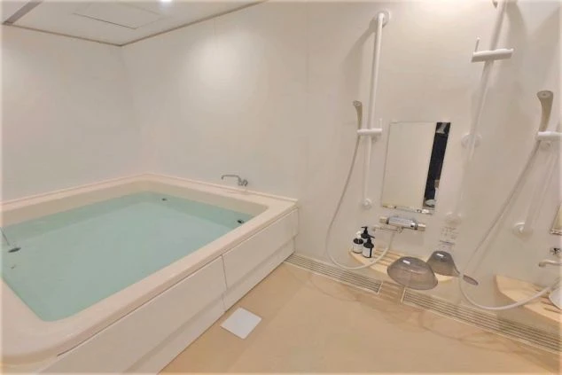 リゾートバイトのキレイな館内個室寮の共用お風呂の画像。