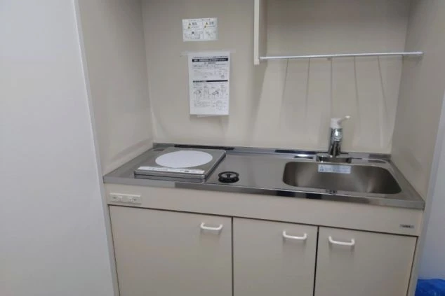 リゾートバイトのキレイな館内個室寮の共用キッチンの画像。