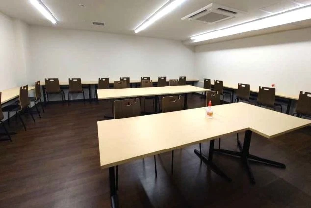 リゾートバイトのキレイな館内個室寮の談話スペースの画像。