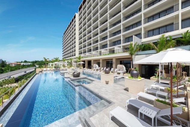 晴れた日のリゾートホテルの風景。