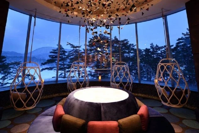 窓から美しい雪景色を望む、おしゃれなラウンジ。仕事の休憩時間には、絶景を眺めながらゆったりと過ごせます。