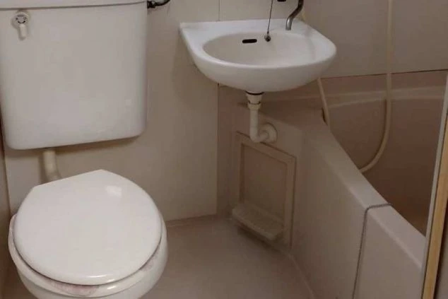 リゾートバイトの寮のユニットバス。トイレ、洗面台、お風呂がコンパクトに備わっています。