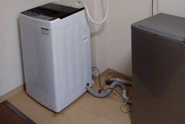 リゾートバイトの寮に設置された洗濯機と冷蔵庫。プライベートな空間で利用できます。