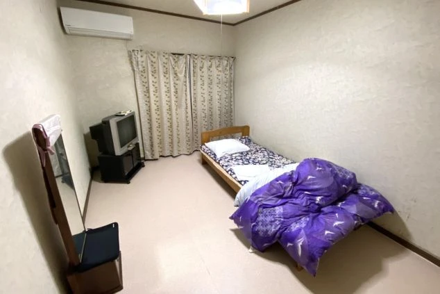 リゾートバイト生活の拠点となる個室寮。ベッドやテレビ、鏡台など、暮らしに必要な家具が揃っています。