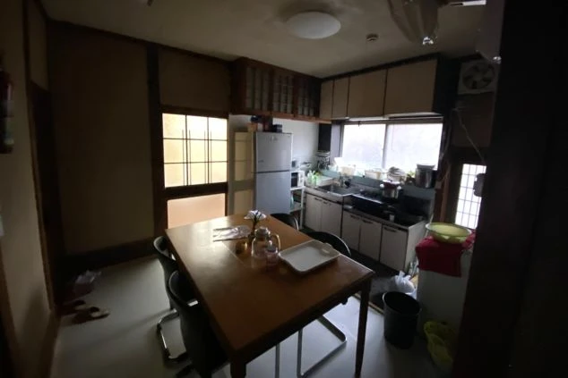 自炊派に嬉しい、リゾートバイト寮のキッチン。広々としたシンクで、食材の準備や後片付けもスムーズです。