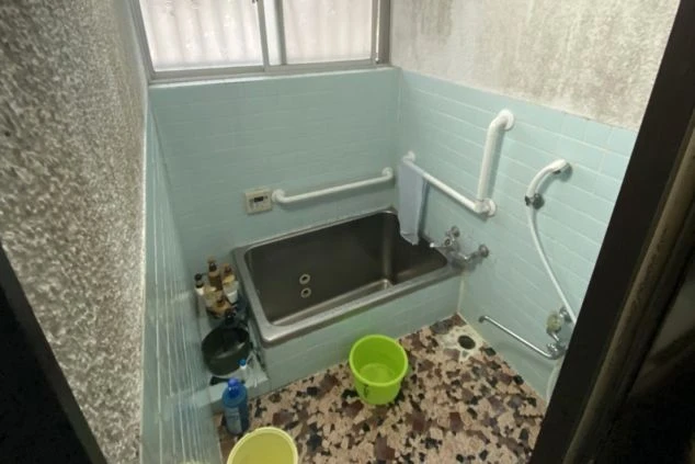 リゾートバイト寮のお風呂。足を伸ばして浸かれる、レトロな雰囲気のお風呂で、一日の疲れを癒やせます。