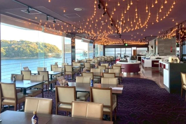 バイキングレストラン。開放感のある景色を眺めながら働けるリゾートバイトの職場環境。