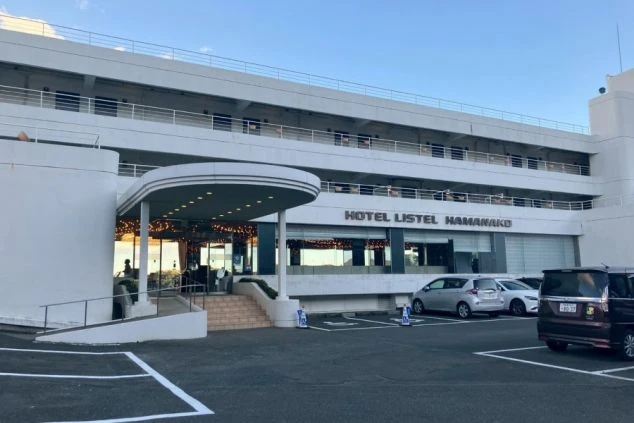 ホテル外観。浜名湖を一望できるロケーションでのリゾートバイト勤務地。