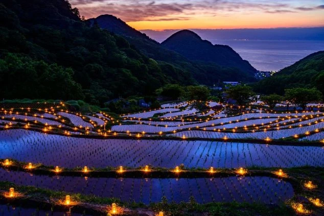 海に沈む夕日と小さな船。美しい夕景を眺めながら、仕事の疲れを癒やせる最高のロケーション。