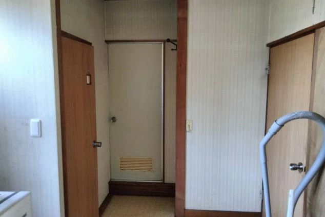 リゾートバイトの寮の部屋の入り口付近を撮影した画像。クローゼットや扉が写っており、奥には玄関の扉が見える。リゾートバイトの寮の部屋の画像。