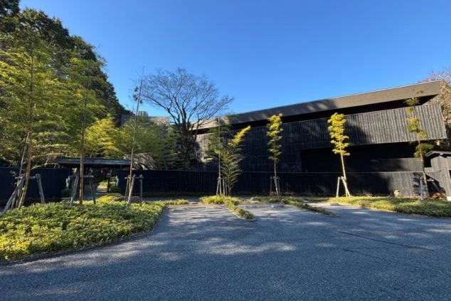 箱根・仙石原にある宿のモダンな黒い建物外観