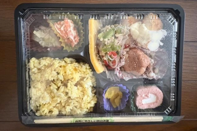 バランスの取れた、美味しそうな弁当形式のまかない料理の画像。