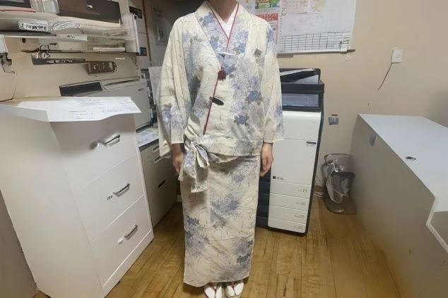 花柄の着物風の制服を着用した女性スタッフ。旅館での仲居やレストランでの接客など、リゾートバイトで和装の仕事に興味がある方に魅力的な画像。