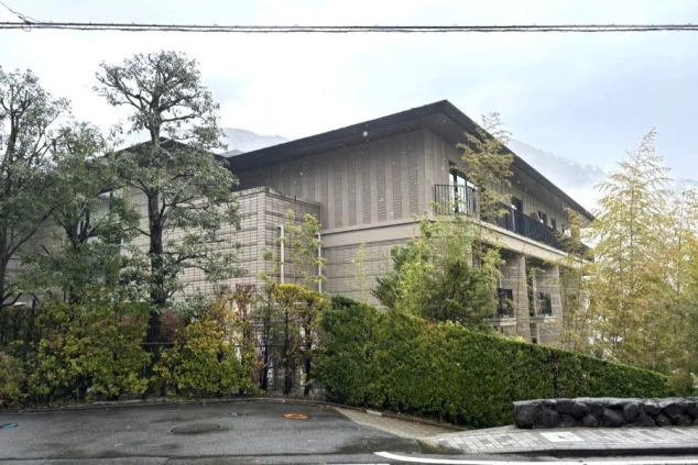 名門リゾートのモダンな施設外観。神奈川県箱根エリアを代表するホテルでのリゾートバイト求人