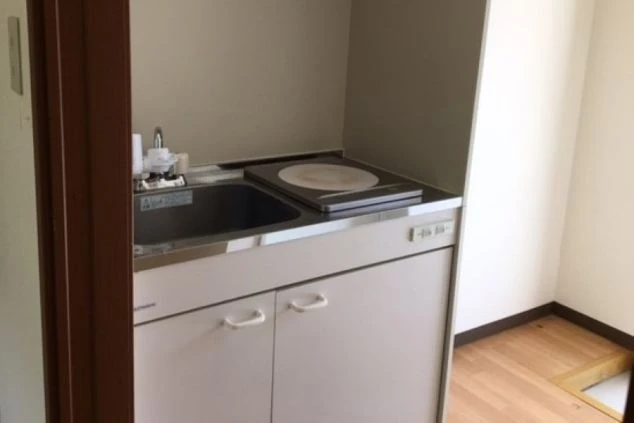 寮に備え付けのミニキッチン。IHクッキングヒーターとシンクがあり、リゾートバイトの寮生活で自炊も可能です。