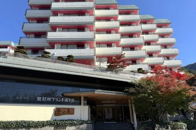 ワクトリスタッフが撮影したモダンな温泉ホテルの外観画像。