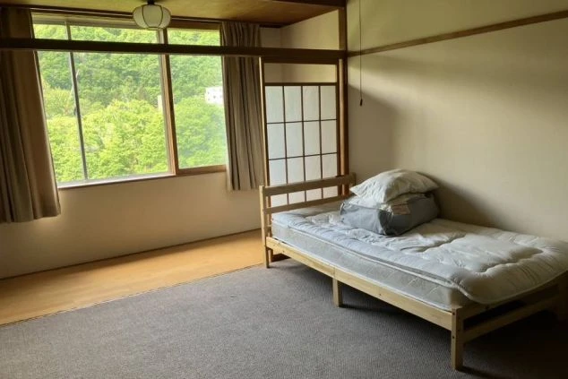 北海道定山渓温泉でリゾートバイトするスタッフが住む寮の画像。寝室完備。
