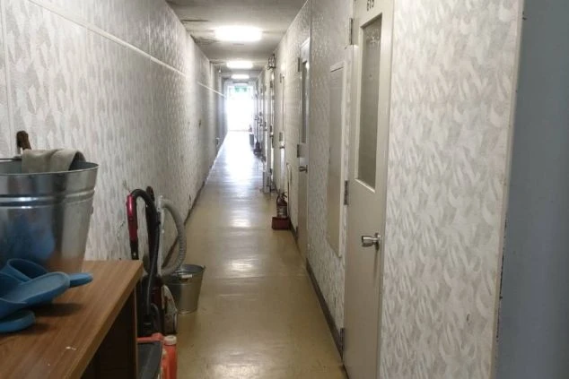 リゾートバイトの寮内廊下の画像。