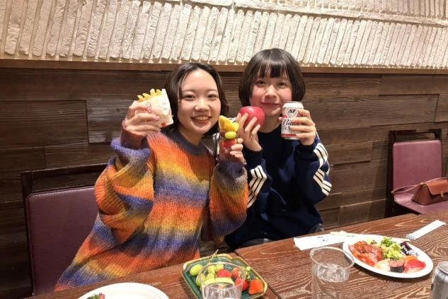 湖が見える石造りの露天風呂。プライベートな空間が広がるイメージ画像。リゾートバイトの休日を満喫。