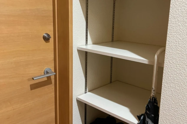 リゾートバイトの個室寮の収納スペース。棚が設置されており、荷物を整理整頓できる便利な設備の画像。