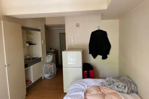 リゾートバイトで提供される、家具・家電付きの寮の部屋。冷蔵庫、洗濯機、キッチンが揃い、プライベートな空間でゆったり過ごせる。