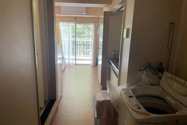 リゾートバイト生活をサポートする、清潔で機能的な寮の部屋。洗濯機や自炊スペースが揃い、新生活も安心して始められる環境。