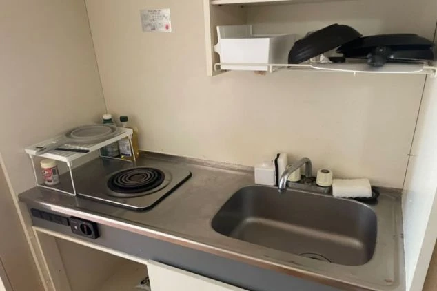 リゾートバイトで提供される、個室寮のキッチン設備。プライベートな空間で、自分のペースで簡単な料理が楽しめる。