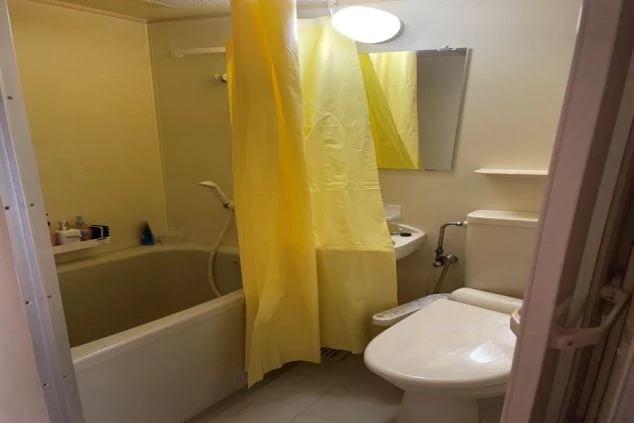 リゾートバイトの求人情報で確認できる寮のユニットバス。コンパクトながらも快適で、安心して住み込み生活を送るための設備。