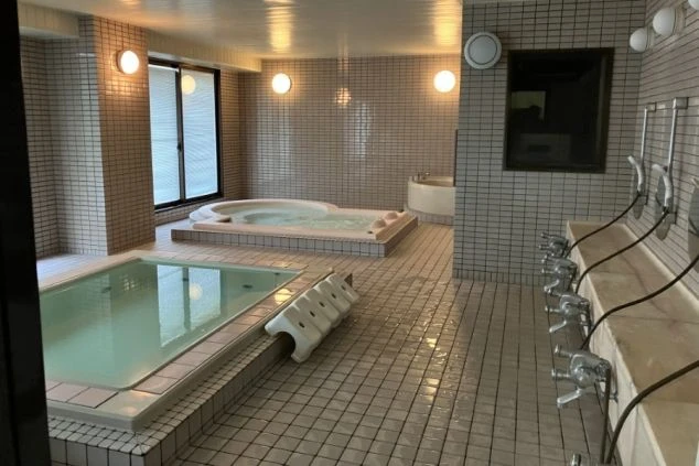 リゾートバイト先の従業員が利用できる、清潔な大浴場。広々とした湯船でゆったり過ごし、心身ともに癒される。