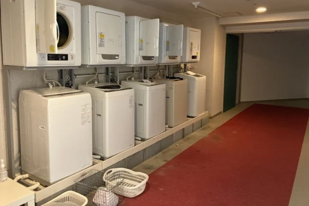 リゾートバイト生活をサポートする便利なランドリー設備。長期滞在でも衣類を清潔に保て、安心して働ける。