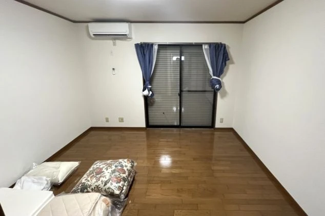 リゾートバイトの個室寮の部屋の画像。