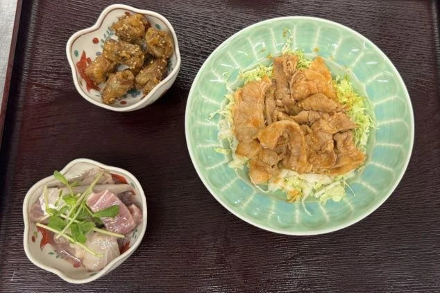 リゾートバイトで提供される美味しそうなまかない。食事が充実した求人を探している方に訴求する画像。