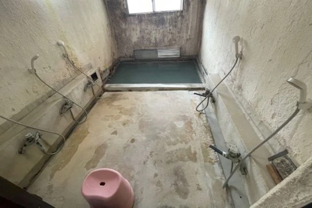 流し台と電子レンジが設置されたリゾートバイトの寮の共用キッチンの画像。