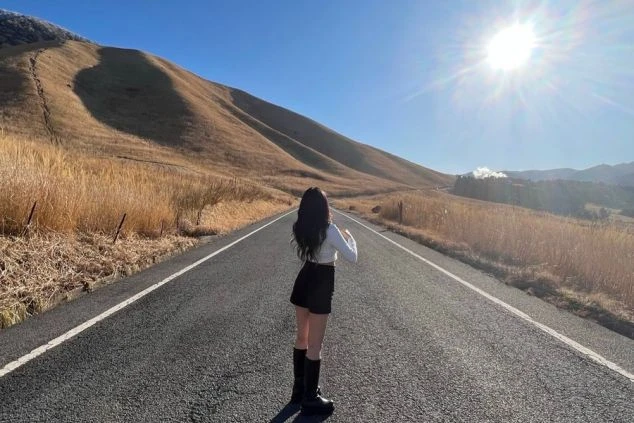 湯布院の温泉街の川辺でリラックスするリゾートバイトスタッフの画像。美しい自然の中でのリゾバの休日のイメージ。