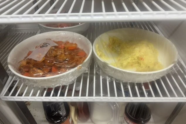 冷蔵庫に保管されたまかないの画像。