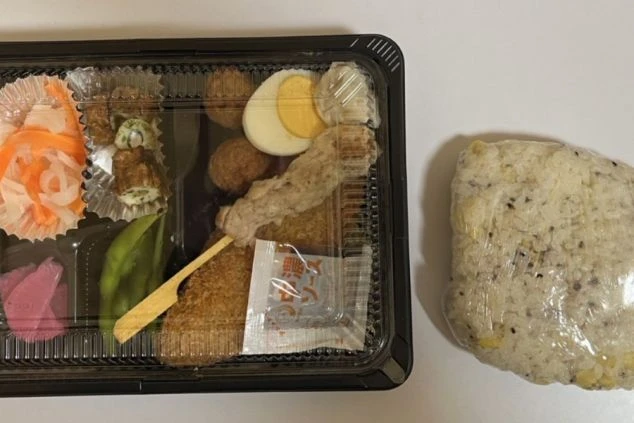 リゾートバイトの嬉しいまかない。栄養バランスの良いお弁当やおにぎりで、食費を抑えられる住み込み生活。