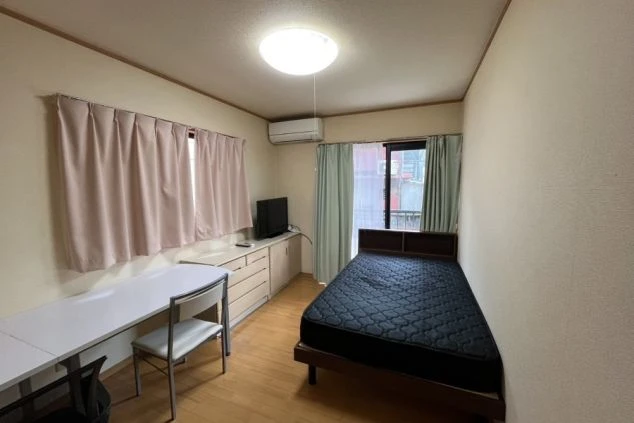 リゾートバイトの個室寮。ベッドやデスク、テレビ、エアコン完備で快適に一人暮らしができる居住環境。