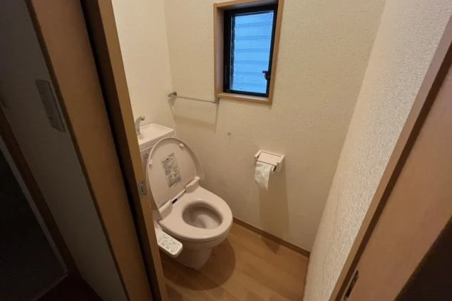 リゾートバイト個室寮の清潔なトイレ。温水洗浄便座付きで、プライバシーが守れる安心の住み込み環境。