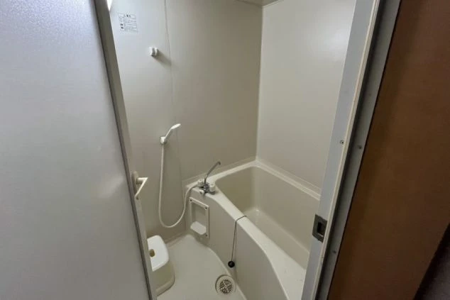 リゾートバイト個室寮の専用バスルーム。自室でゆっくり入浴できる、清潔感のあるユニットバスを完備。