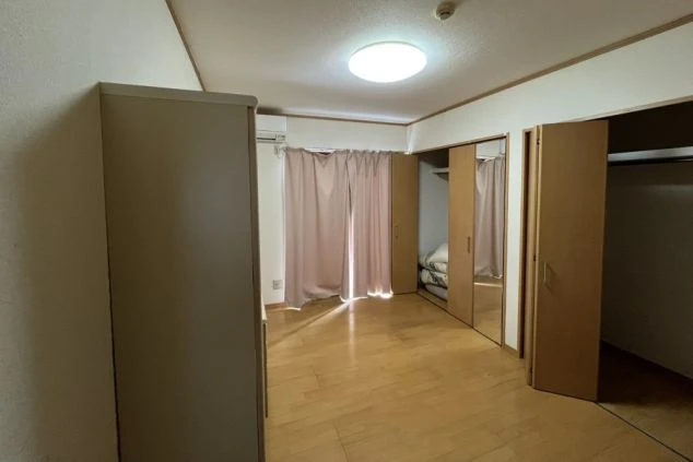 リゾートバイトの完全個室寮。大容量のクローゼット完備で荷物が多い方も安心な、広々とした居住空間。