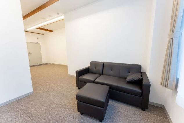 群馬県草津温泉でリゾートバイトするスタッフが住む寮の共用スペースの画像。ソファがある。