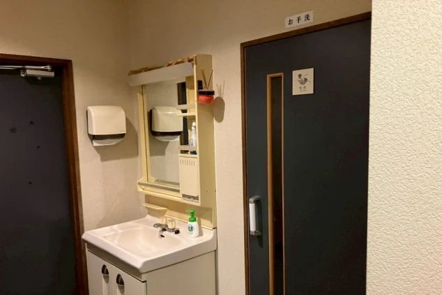 リゾートバイトの寮の共用洗面台の画像