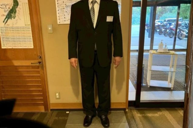 フロントの制服画像