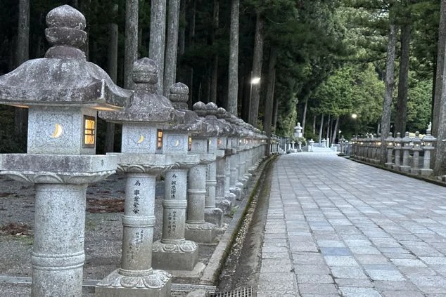 高野山のリゾートバイト求人。奥之院の参道が映り、「世界遺産のレア求人」「海外のお客様多数」「幅広い年代が活躍」と書かれたイメージ画像。