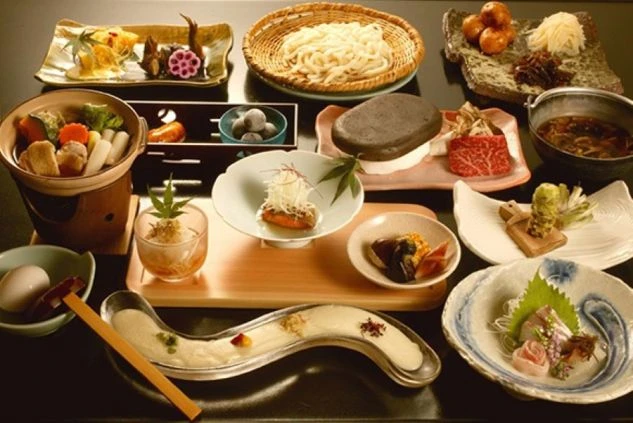 美しく盛り付けられた会席料理。多種多様な和食が並ぶ豪華な食事のイメージ画像。リゾートバイトの職場で提供。