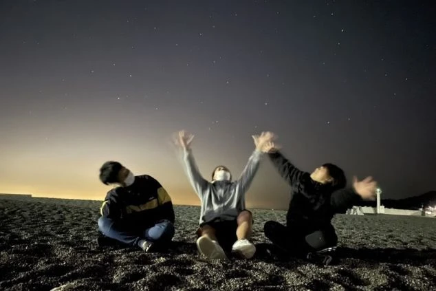 茶色を基調とした、落ち着いた雰囲気の旅館の外観。竹垣が和の趣を演出。