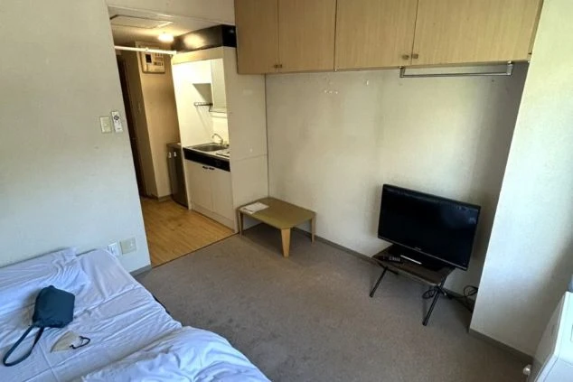 寮の個室。窓と暖房器具が映るシンプルな部屋の様子。