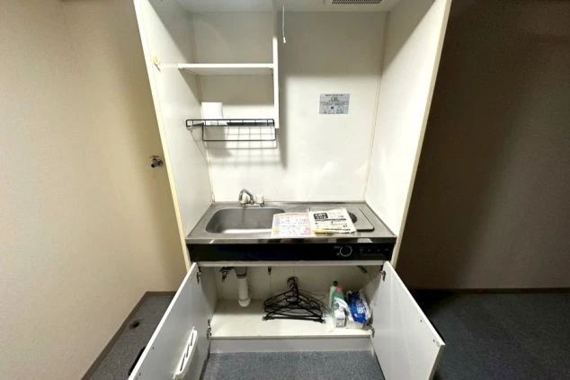 寮に設置されたコインロッカーの写真。