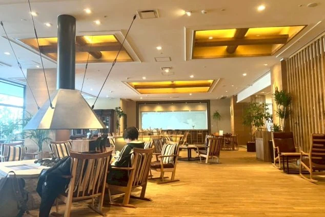 定山渓の二見吊橋。緑豊かな山々に囲まれた渓谷に赤い吊り橋が架かるイメージ画像。リゾートバイトの休日を満喫。