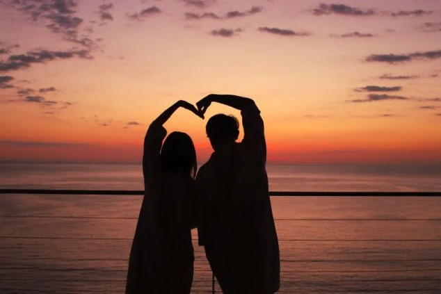 島県・鳴門エリアのリゾートバイト求人。完全個室寮完備、温泉無料利用可能、海が見える職場で友人同士のペア応募も歓迎していることをアピールするワクトリオリジナル画像。